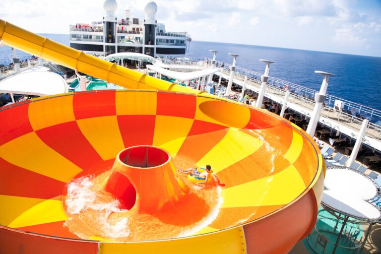 Las mejores líneas de cruceros para adultos jóvenes
