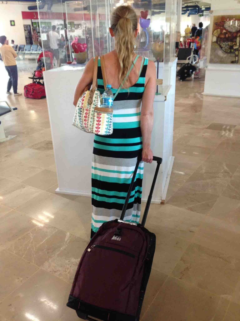 Revisión del equipaje de mano de Rei Wheely Beast 22: revisando el arte en el aeropuerto de Puerto Vallarta (PVR) en ruta...