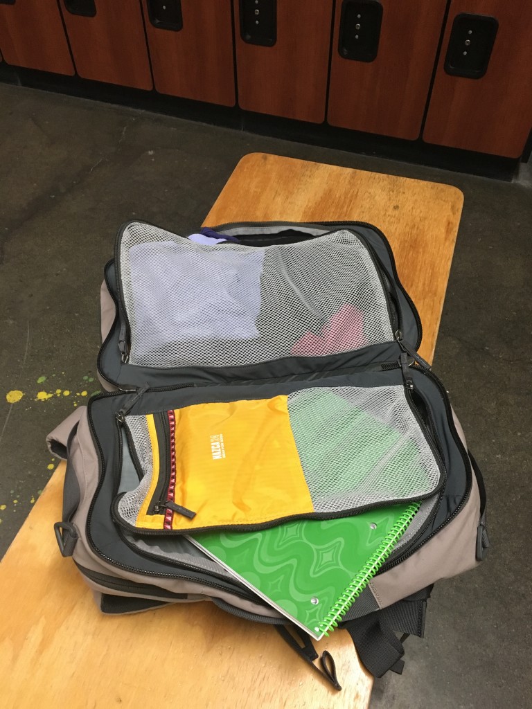 Reseña de la mochila de viaje cotopaxi nazca - la mochila de viaje cotopaxi nazca con ropa de gimnasia y cuadernos en...
