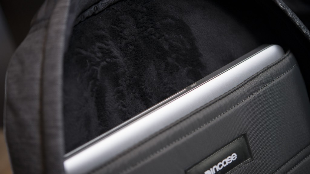 Revisión de la mochila para computadora portátil Incase City: el forro de piel sintética de Incase City brinda una sensación agradable...