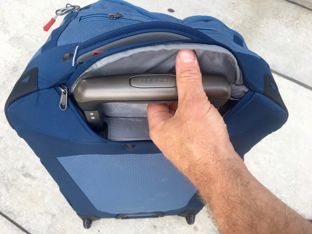 Revisión de la bolsa de lona con ruedas Eagle Creek Gear Warrior: el asa del Gear Warrior está muy bien guardada en una pequeña bolsa con cremallera...