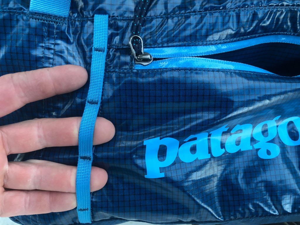 Revisión de la bolsa de lona liviana con agujero negro patagonia: destacando las opciones de amarre en esta bolsa.