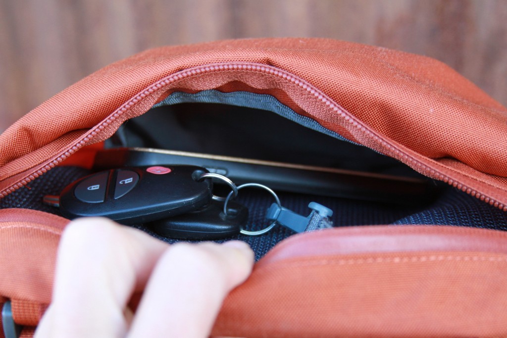 Revisión de la mochila para computadora portátil Mystery Ranch Urban Assault de 21 litros: el bolsillo superior cuenta con un accesorio para llaves muy largo (que nos encanta)...