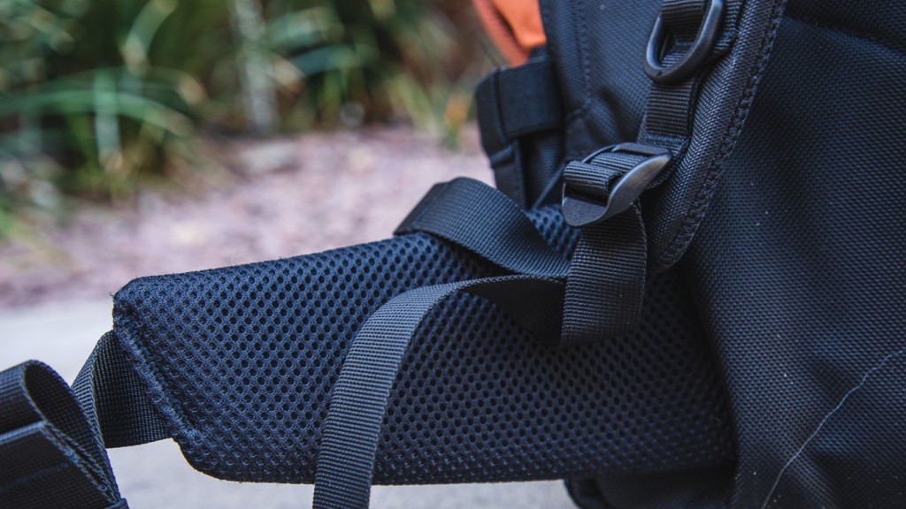 Revisión global de la mochila de viaje de la bolsa de viaje de topo designs: el mejor acolchado de la cintura está perforado para mayor transpirabilidad.