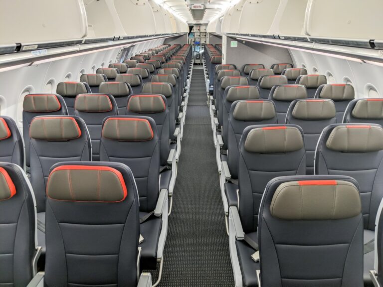 Todo lo que necesitas saber sobre volar en clase económica básica en American Airlines