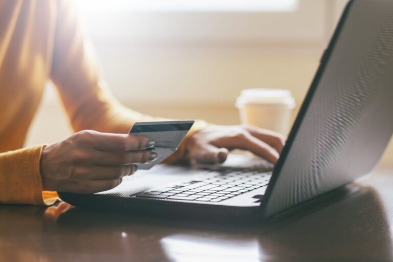Su guía para llamar a una línea de reconsideración de tarjeta de crédito