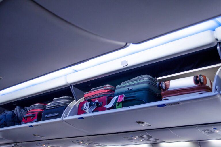 Esto es lo que debes llevar en tu bolso de mano cada vez que viajes