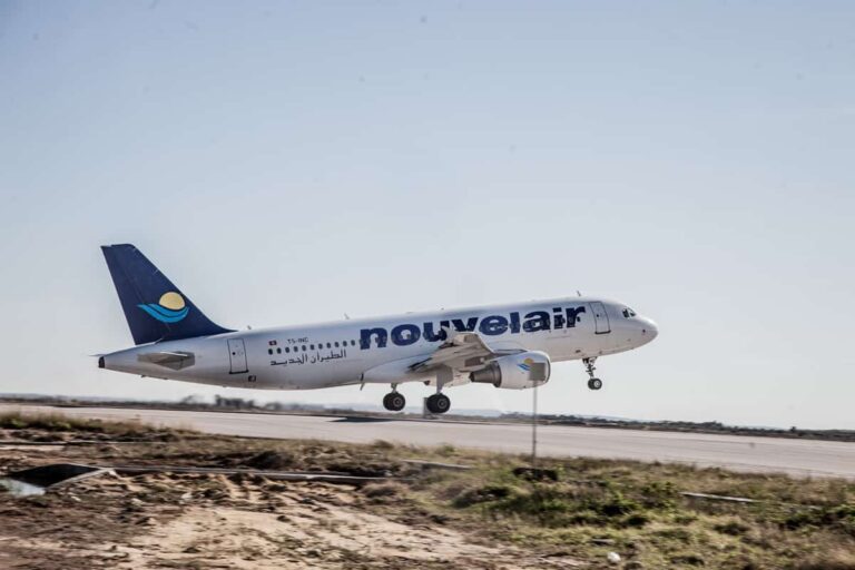 ¿Cuáles son las diferencias entre un vuelo chárter y un vuelo regular?
