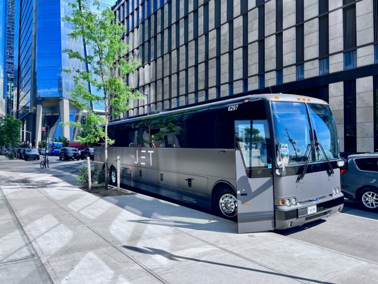 TPG prueba el nuevo autobús de lujo, The Jet, y lo compara con la opción de $22