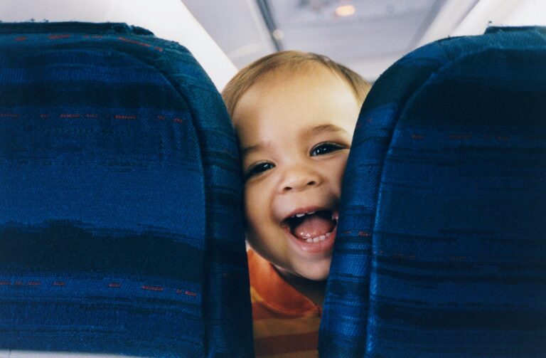 Los documentos que necesitas para volar con un bebé en el regazo