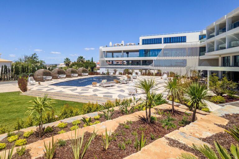Diseño elegante, vistas increíbles: una estancia fabulosa en el nuevo W Algarve