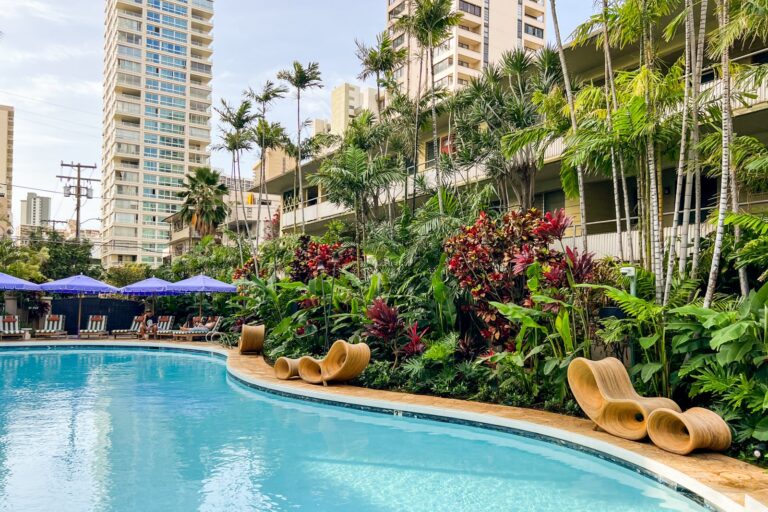 Conozca Wayfinder Waikiki, un hotel boutique asequible a solo unas cuadras de la playa