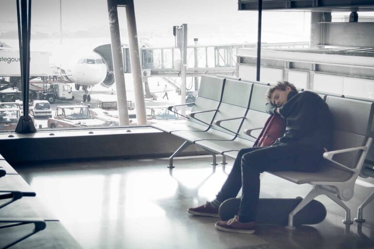 Retraso del avión: ¿debería solicitar reembolso o compensación?