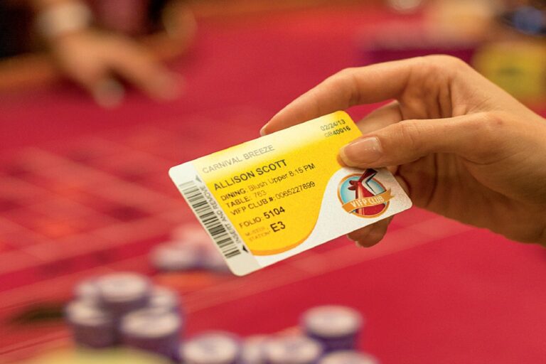 Cordones de crucero: 13 opciones para llevar tu tarjeta a bordo
