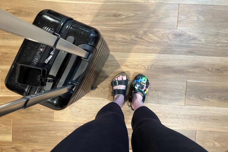 Crocs versus ‘Stocks: ¿Cuál es el mejor zapato de viaje?