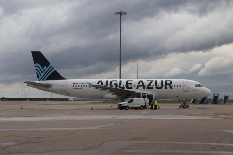 En quiebra, Aigle Azur cancela todos sus vuelos y abandona pasajeros