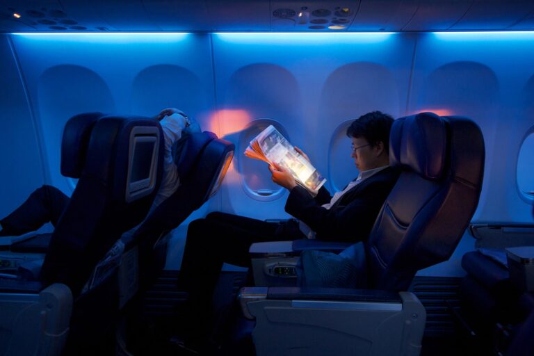 Cómo dormir cómodamente en un avión, desde vuelos de corta hasta larga distancia