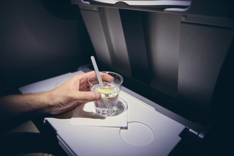 ¿Es ilegal beber tu propio alcohol en un avión?