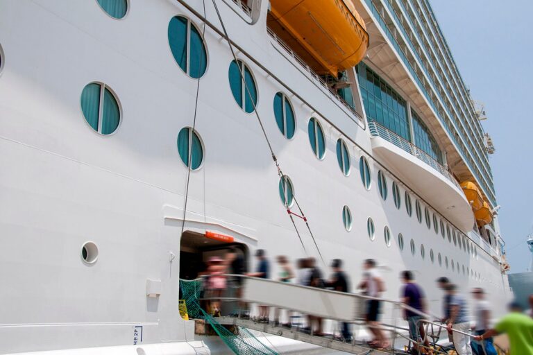 Botes salvavidas y balsas para cruceros: cómo está preparado su barco para una emergencia