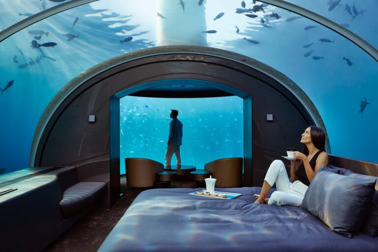 Resorts con habitaciones de hotel y restaurantes submarinos