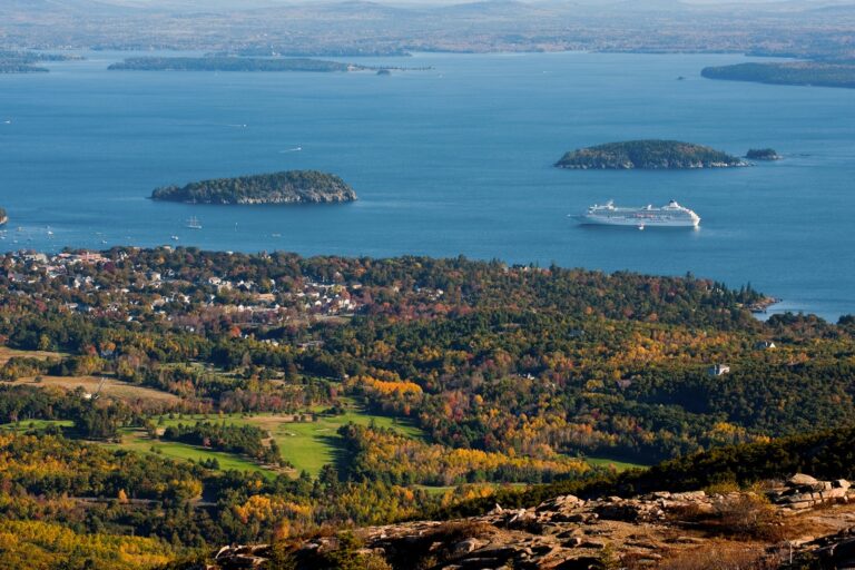 Los 5 mejores cruceros por el follaje de otoño en Nueva Inglaterra, Canadá y más allá