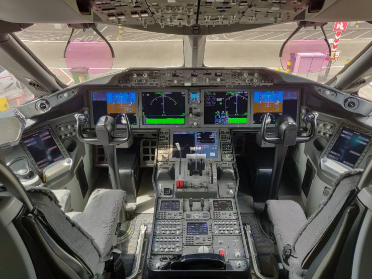 Una mirada al interior de la cabina de vuelo del Boeing 787 Dreamliner