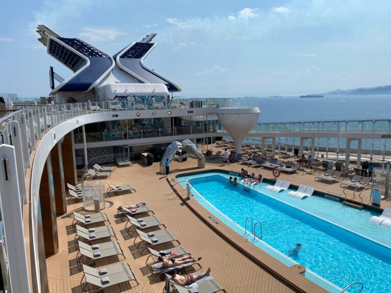 ¿Qué es una cubierta de lido en un crucero?