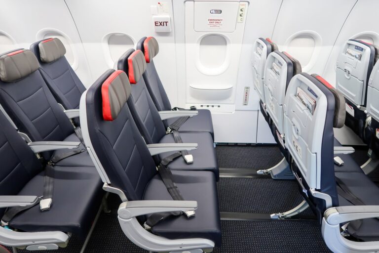 Su guía sobre las restricciones de asientos en la fila de salida de los aviones