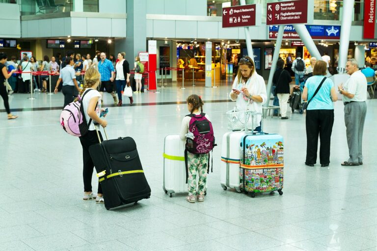 ¿Pueden las familias guardar maletas en el aeropuerto?