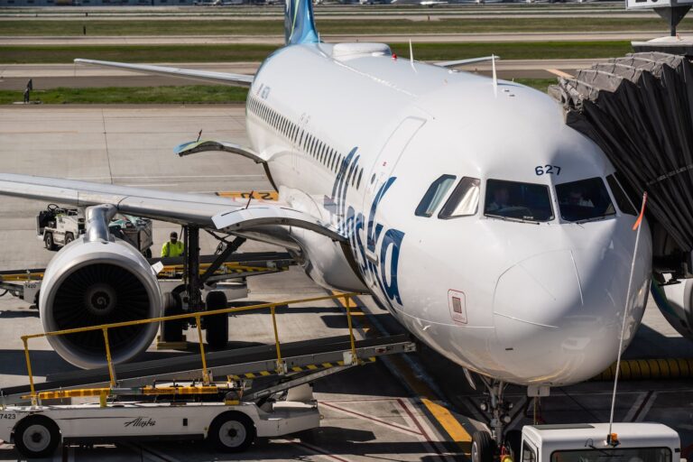 Cosas que debe saber sobre el plan de millas de Alaska Airlines