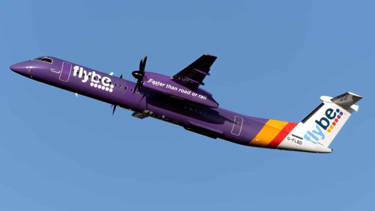 La compañía británica Flybe quiebra y se cancelan todos los vuelos