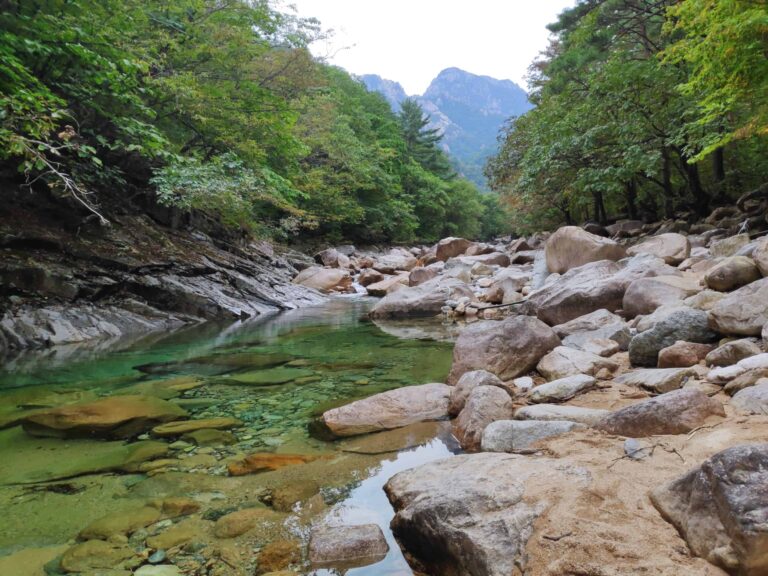 Senderismo en las montañas del Parque Nacional Seoraksan en Sokcho