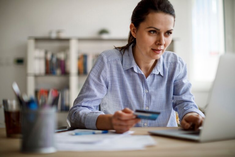 ¿Las tarjetas de crédito comerciales afectan mi puntaje crediticio?