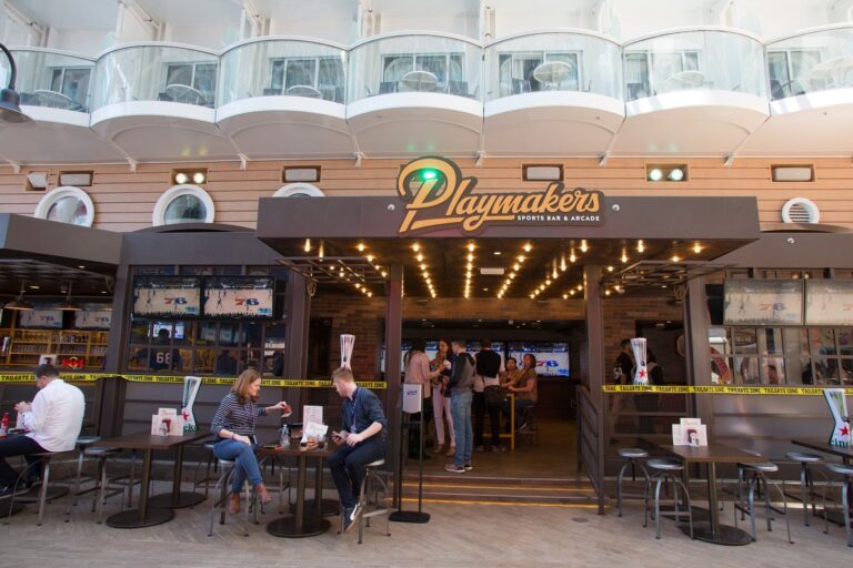 Playmakers: guía de bares deportivos en cruceros de Royal Caribbean (con menú)
