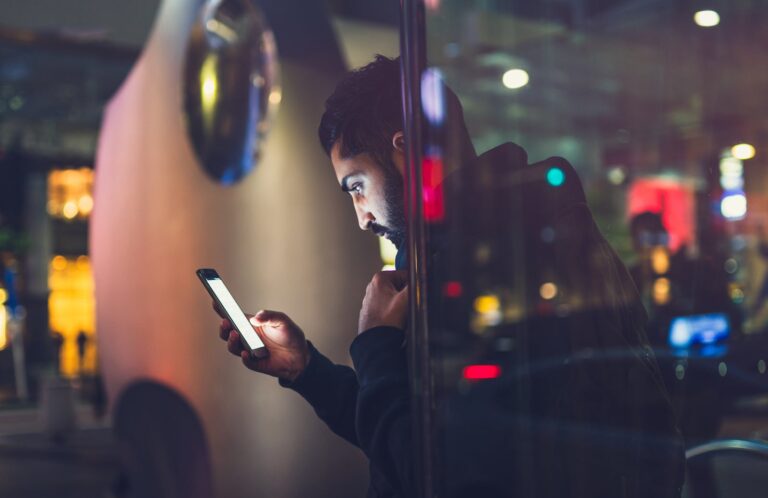 Cómo utilizar un teléfono dual-SIM para ahorrar en roaming internacional