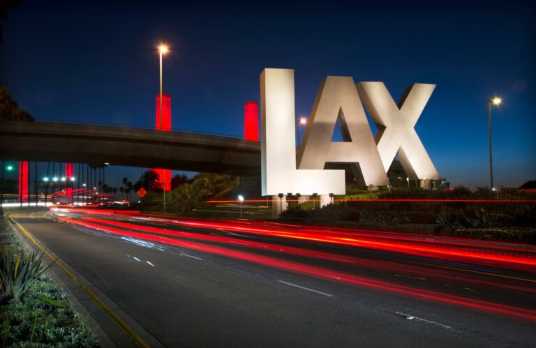 Aeropuerto de Los Ángeles 101: La mejor manera de llegar a LAX