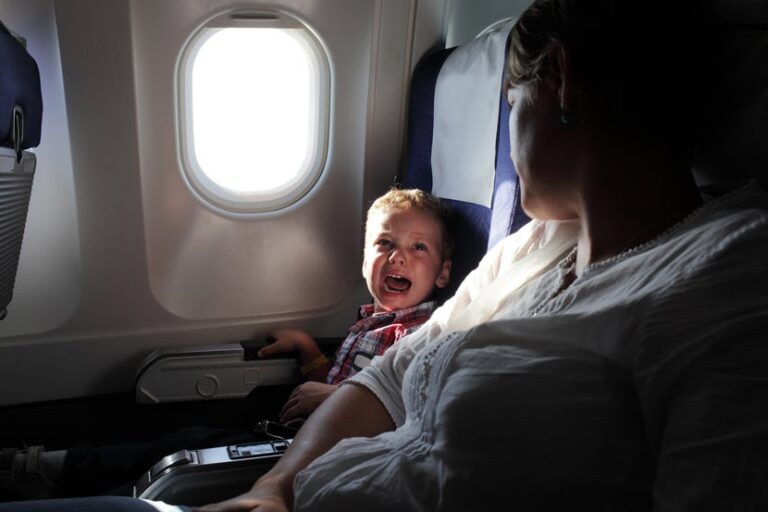 Qué hacer cuando los bebés lloran en un avión