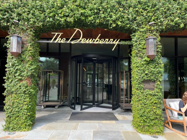 Reseña del hotel The Dewberry Charleston: modernidad de mediados de siglo con un toque sureño