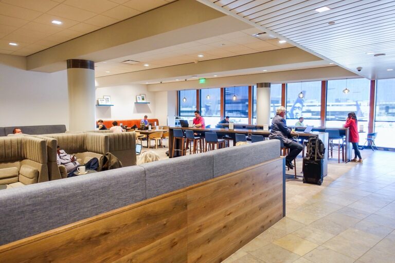 Nuevo y mejorado: primer vistazo al renovado salón de Alaska en LAX