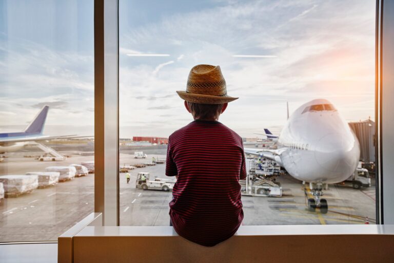 Cómo ahorrar dinero en billetes de avión para niños