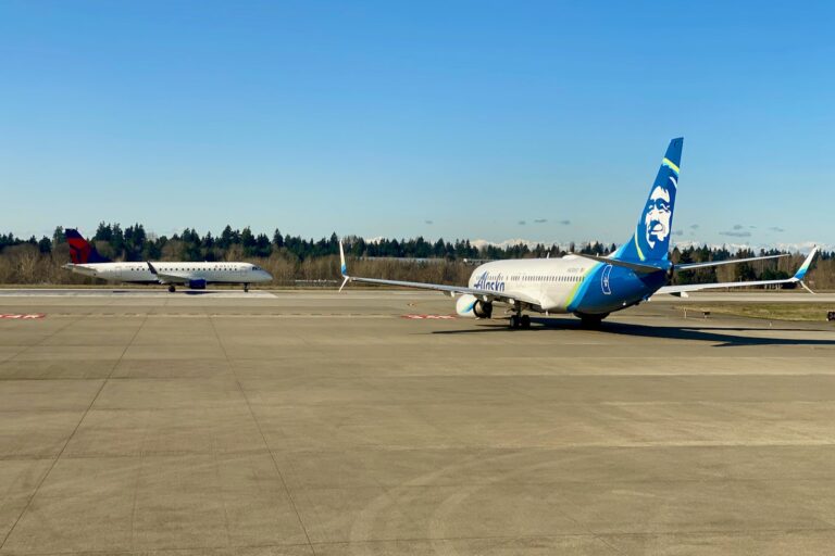 Obtenga una compensación por equipaje retrasado en Alaska y Delta