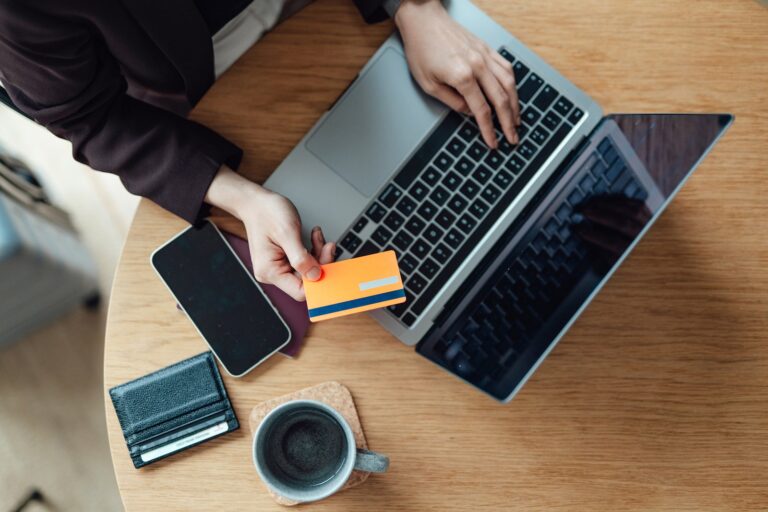 Maneras en que una nueva tarjeta de crédito podría aumentar su puntaje crediticio