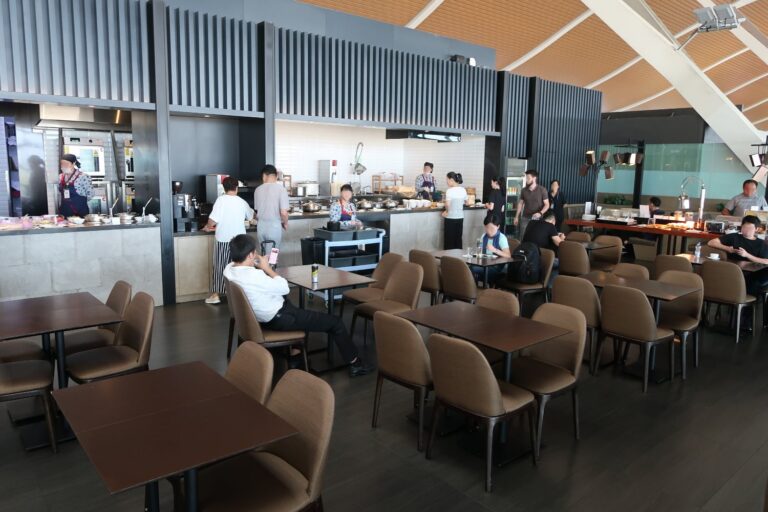 Montones de fideos: sala premium n.° 77 de China Eastern Plaza en el aeropuerto de Shanghái-Pudong