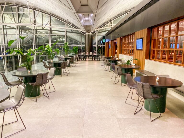 Reseña del salón The Deck de Cathay Pacific