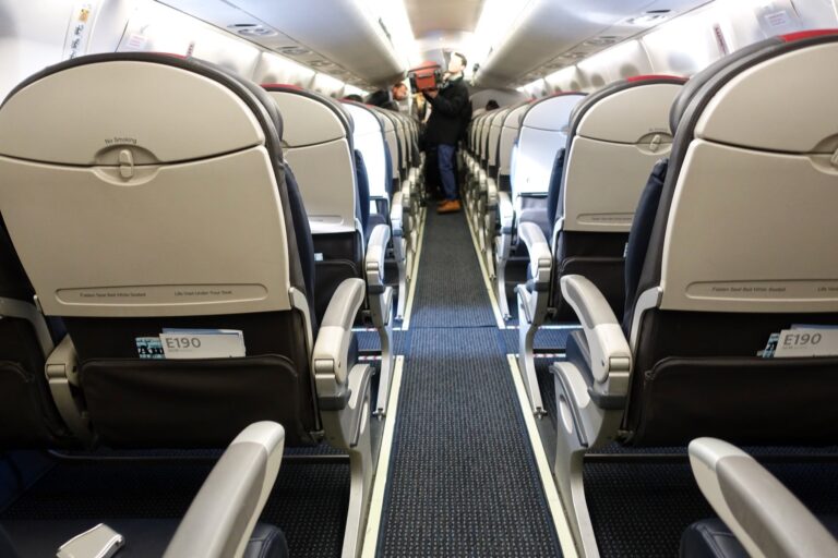 Mejor que el Acela: reseña del servicio de transporte de AA en el ERJ-190 desde Nueva York a Boston