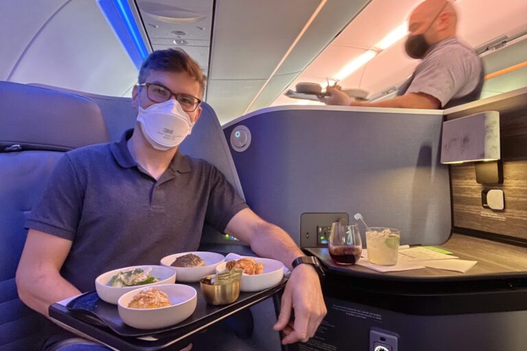 Estilo vs. ahorro: Comparación entre el Mint Studio de JetBlue y el Big Front Seat de Spirit
