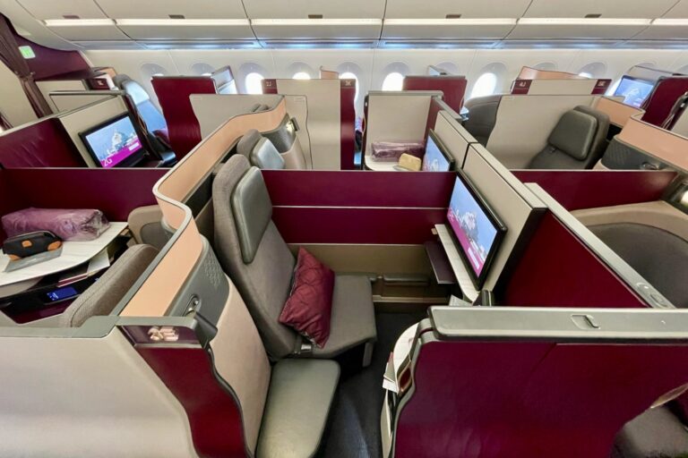 Comparación de la galardonada Qsuite de Qatar con la cabina superior de American, Flagship First