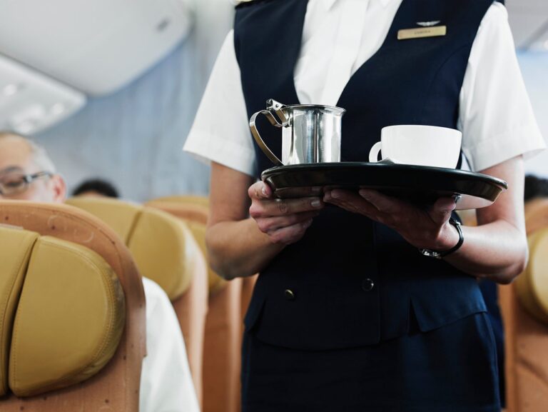 ¿Es realmente seguro beber café y té de avión?