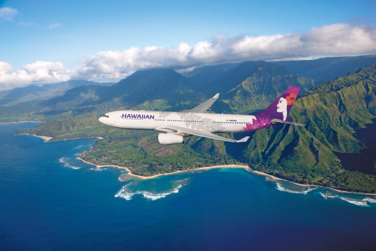 Por qué debería volar con Hawaiian Airlines a Hawái