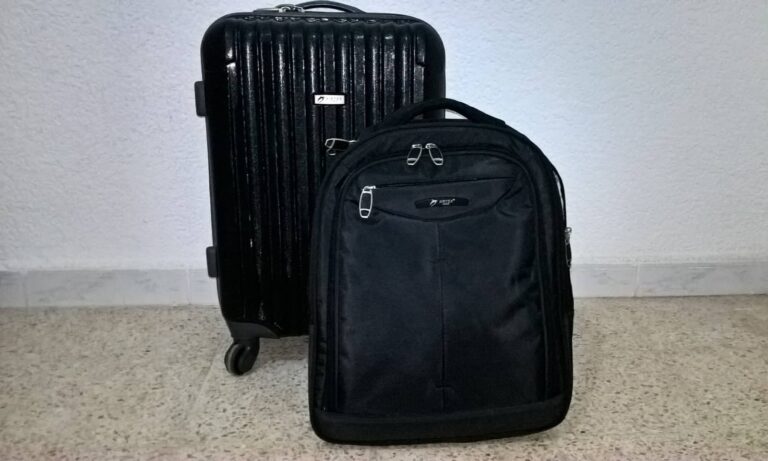 Una segunda pieza de equipaje de mano con la regla de accesorios.